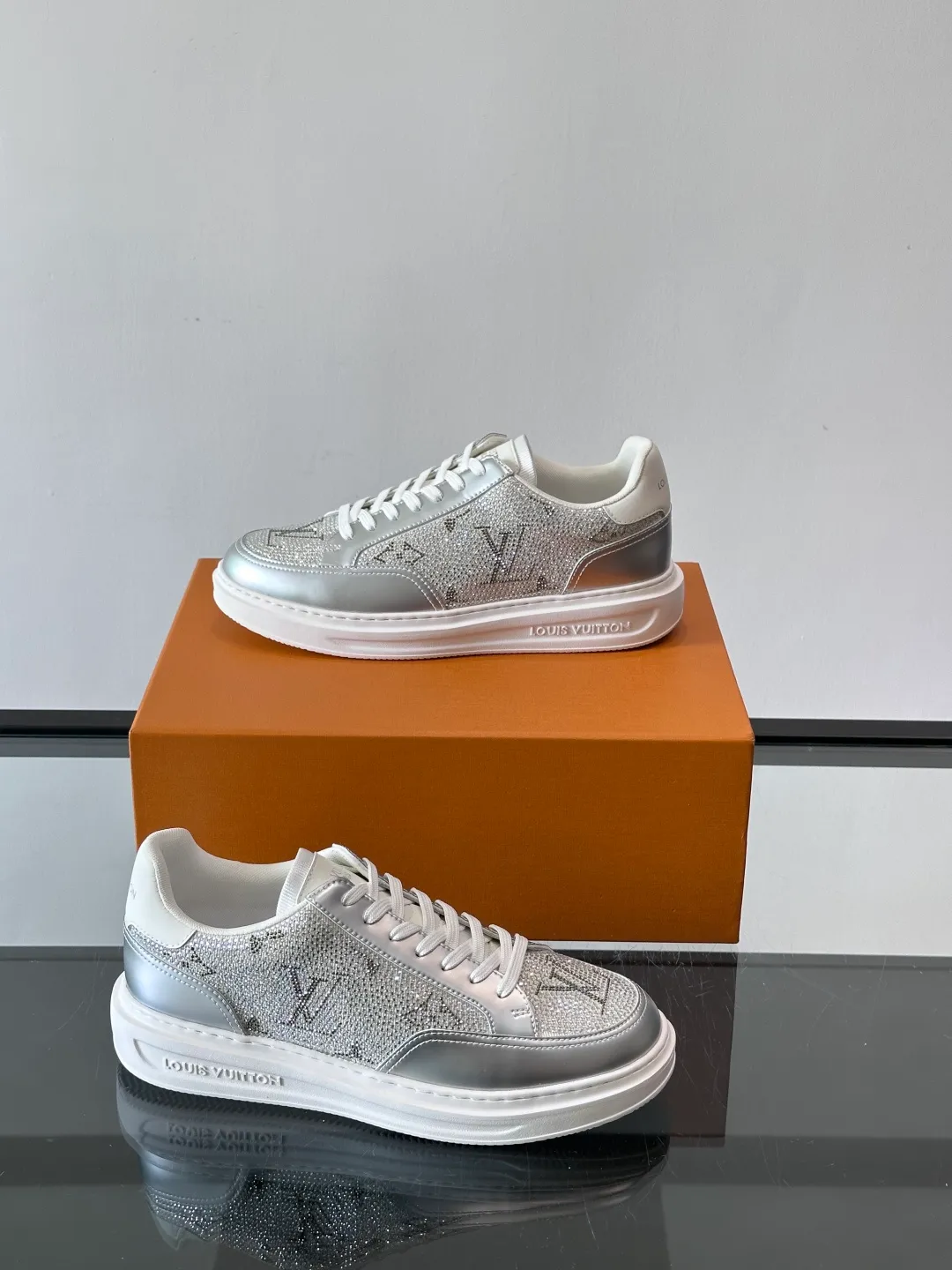 Men's shoes 💰p400 "＊OUIS ＊UITTO＊" 2025 new sports shoes, classic Monogram presbyopia + full diamond upper, full of luxury! The upper is made of high-quality leather and the sole is rubber, which is comfortable and wear-resistant👟. LV logo on the side of the shoe + brand logo on the sole, the details are super exquisite. The low-top design is suitable for daily leisure or light sports. It looks great with jeans and sportswear. The silver cyberpunk style is very popular in the fashion circle and is a must-have for young people! 💫 size：38-44